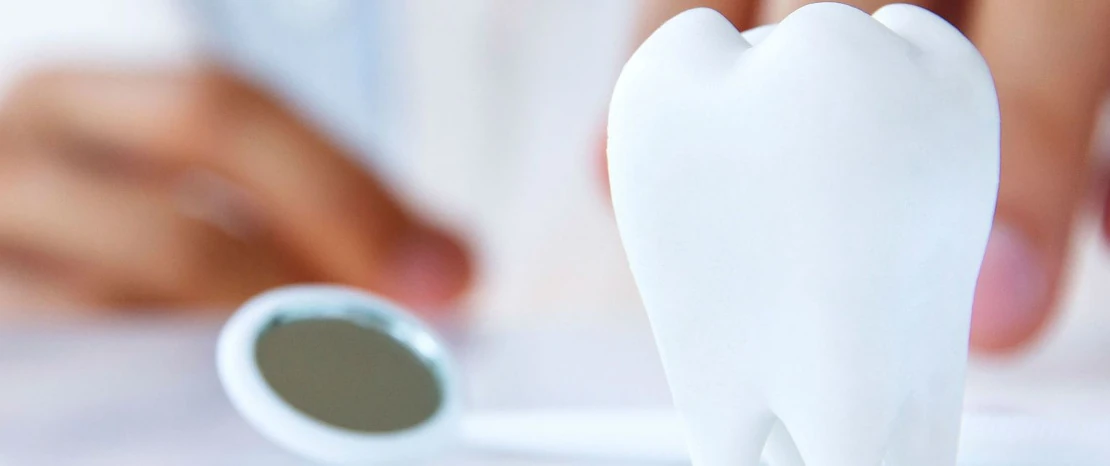 фото зубов и стоматологического инструмента для лечения пародонтита