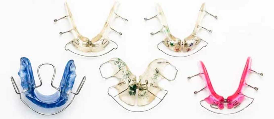 на фото ортодонтические пластинки для исправления прикуса в Черкассах ортодонт в клинике Багита