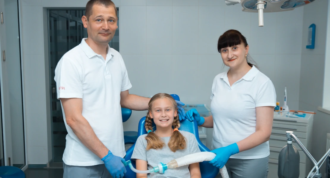 На фото кабинет хирурга-стоматолога в стоматологической клинике Багита, в кресле после общего наркоза маленькая улыбающаяся девочка