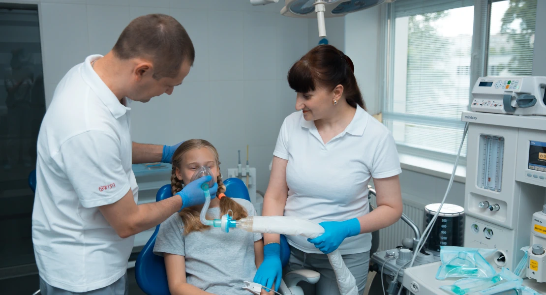 фото кабинета хирурга-стоматолога в стоматологической клинике Багита, в кресле под общим наркозом маленькая девочка.