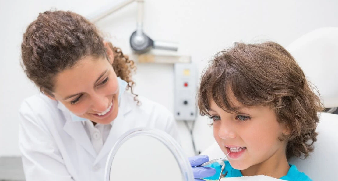 In the photo, the dentist explains how he will treat a child's pulpitis